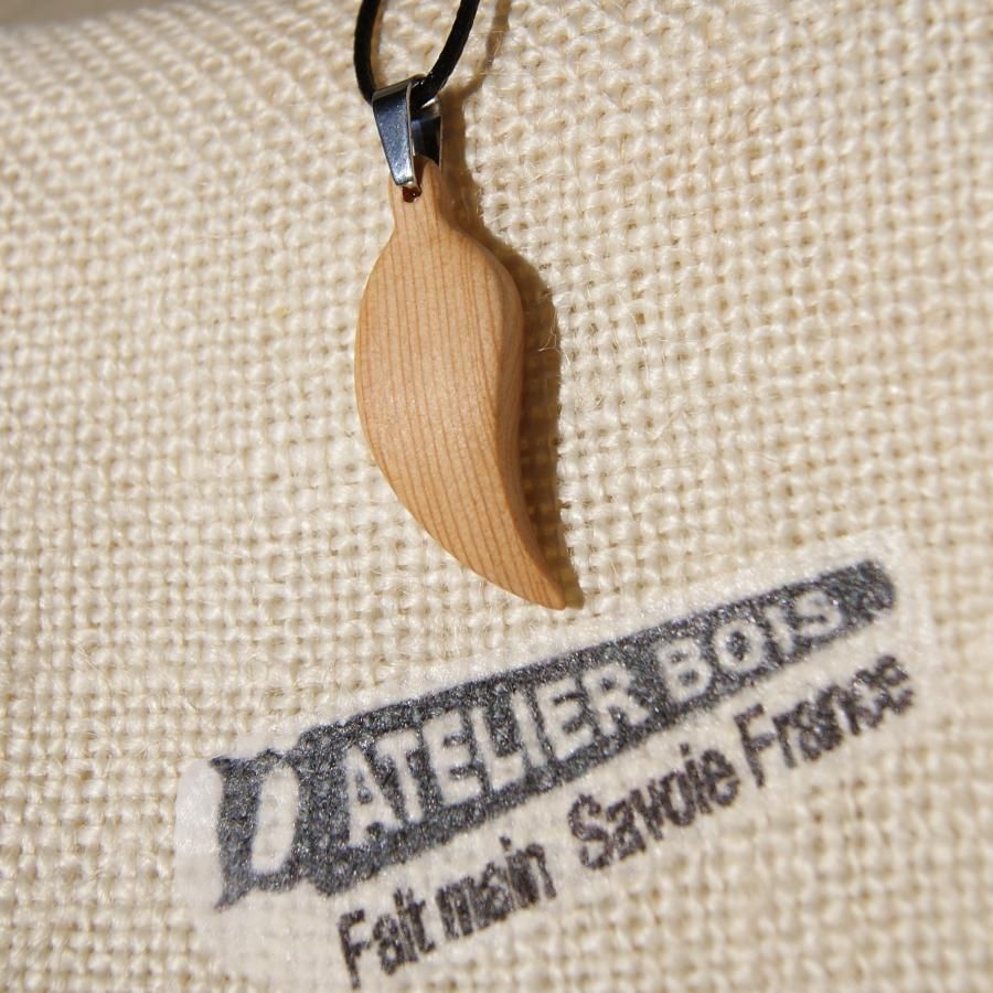 houten hanger veer of blad van gewaxt larikshout, handgemaakt ethisch sieraad