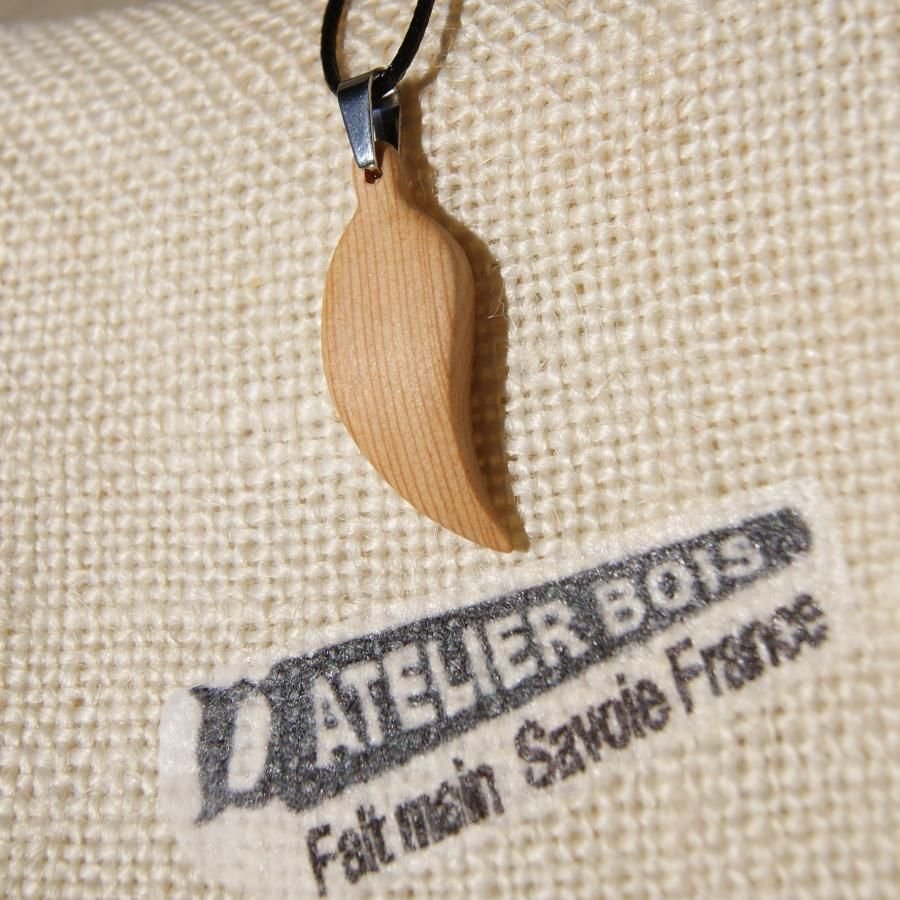 houten hanger veer of blad van gewaxt larikshout, handgemaakt ethisch sieraad