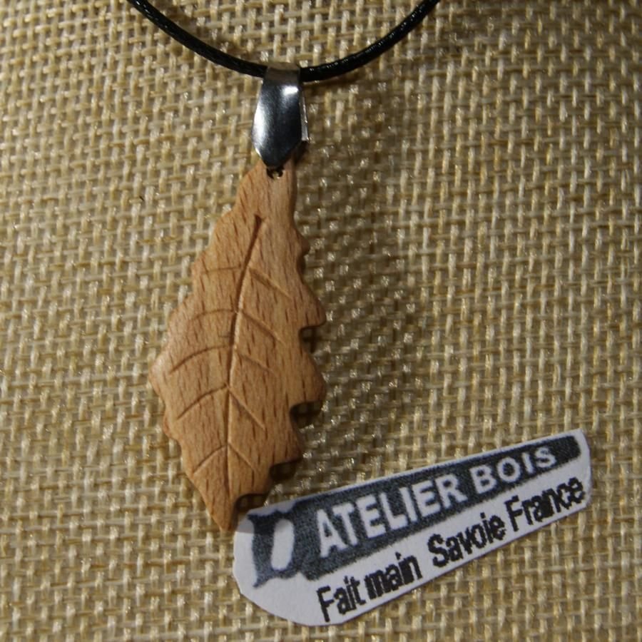eikenblad hanger in gewaxt beukenhout ethisch juweel, handgemaakt