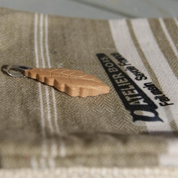 eikenblad hanger in gewaxt beukenhout ethisch juweel, handgemaakt