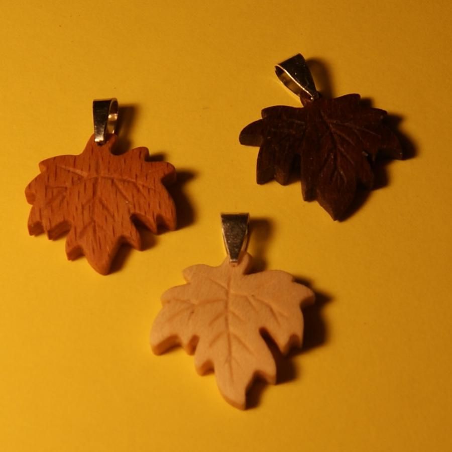 hanger van esdoornblad van gewaxt geribd beukenhout ethische sieraden, handgemaakt