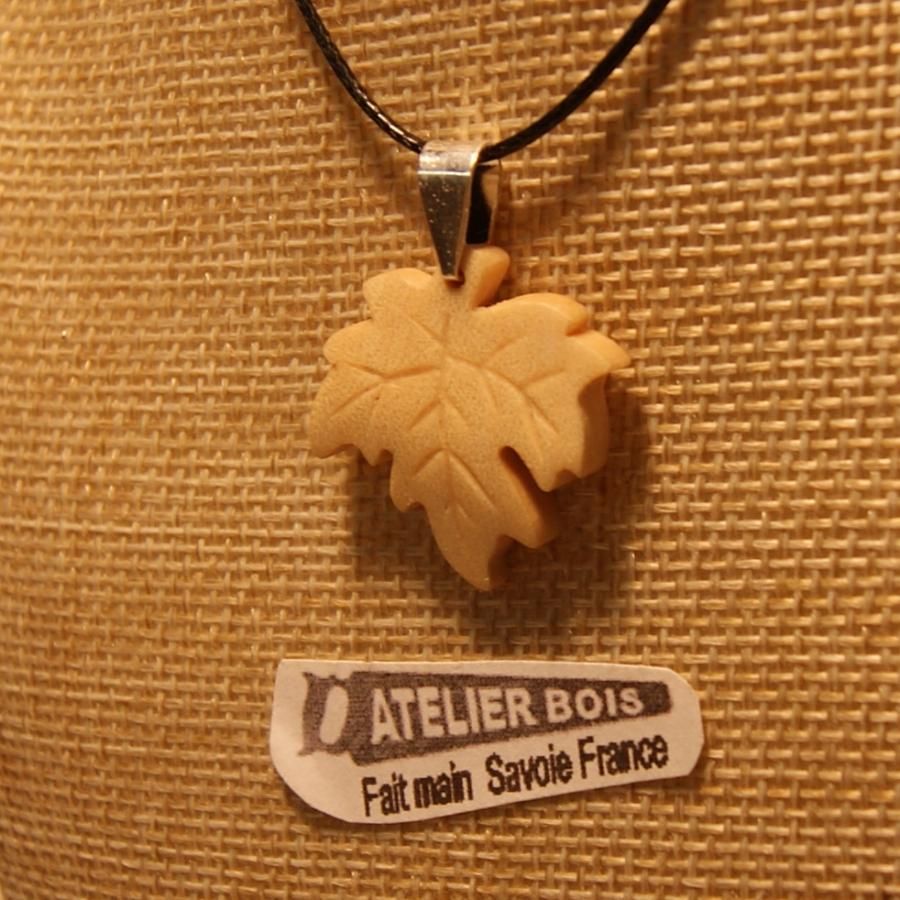 esdoornblad hanger van gewaxt geribbeld esdoornhout ethische sieraden, handgemaakt