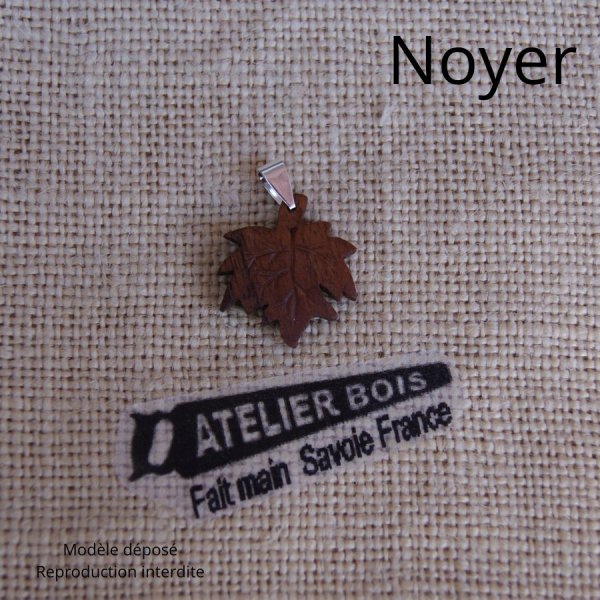 hanger van esdoornblad van gewaxt geribd beukenhout ethische sieraden, handgemaakt