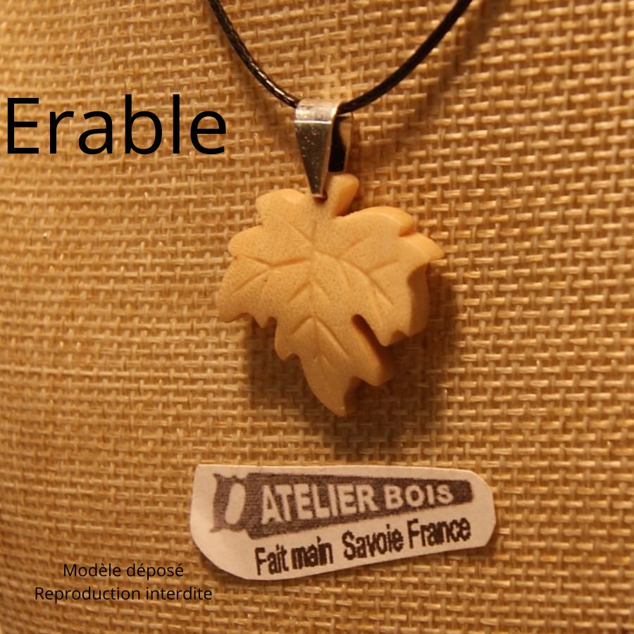 hanger van esdoornblad van gewaxt geribd beukenhout ethische sieraden, handgemaakt