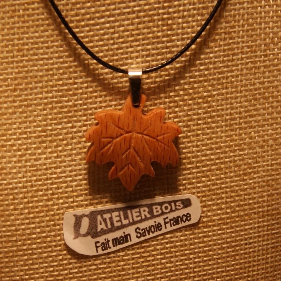 hanger van esdoornblad van gewaxt geribd beukenhout ethische sieraden, handgemaakt