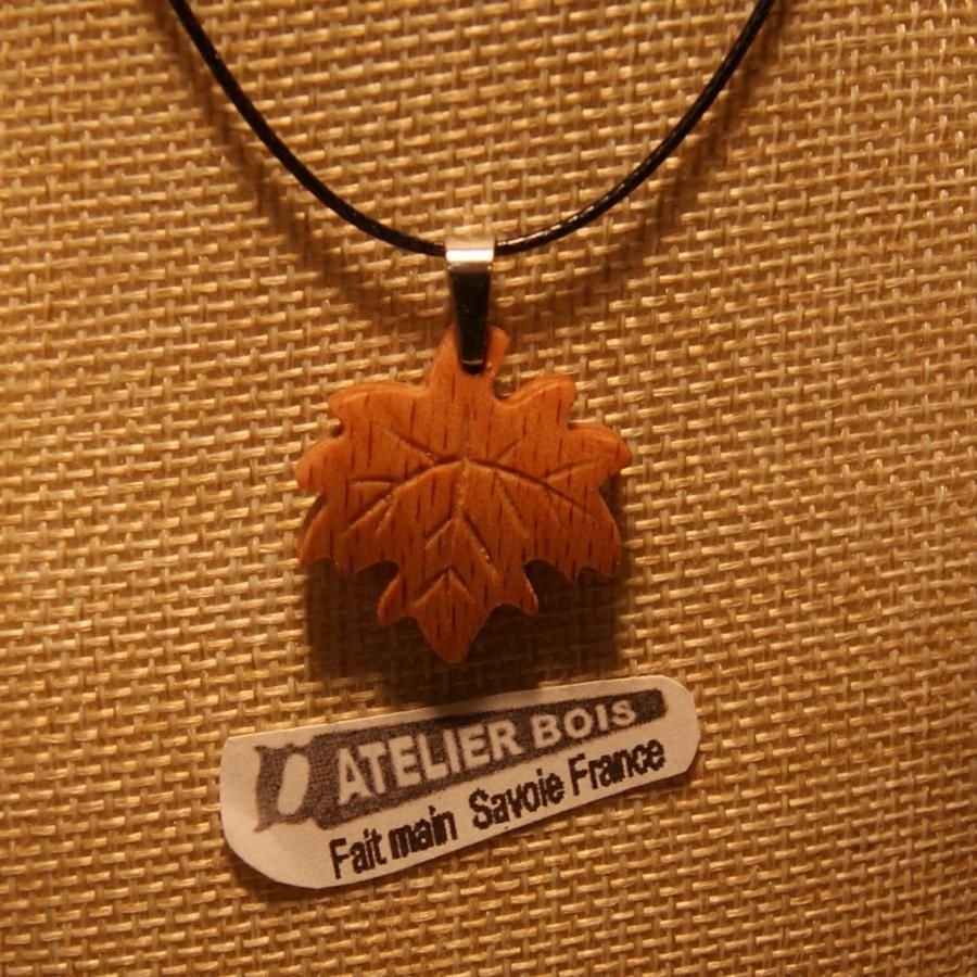 hanger van esdoornblad van gewaxt geribd beukenhout ethische sieraden, handgemaakt