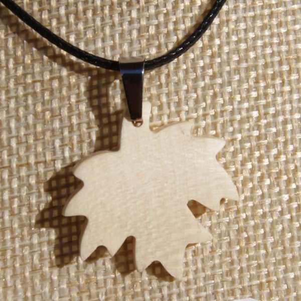 pendentif feuille d'&eacute;rable en bois d'&eacute;rable cir&eacute; bijou &eacute;thique, fait main