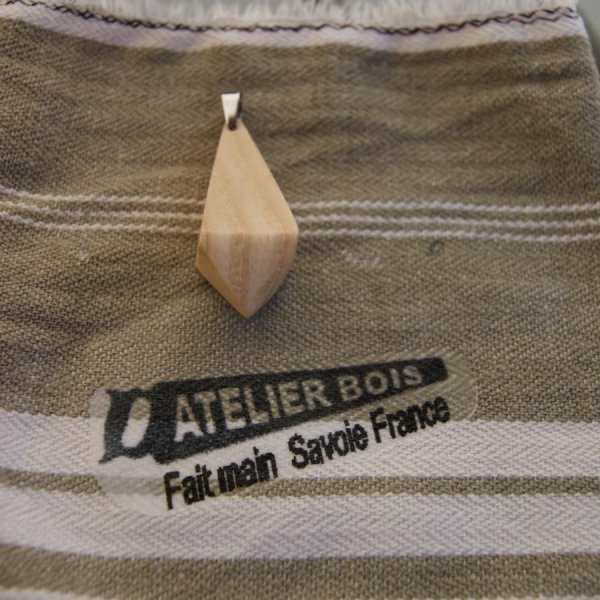 hanger van gewaxt essenhout, ethisch juweel, handgemaakt, piramidevorm