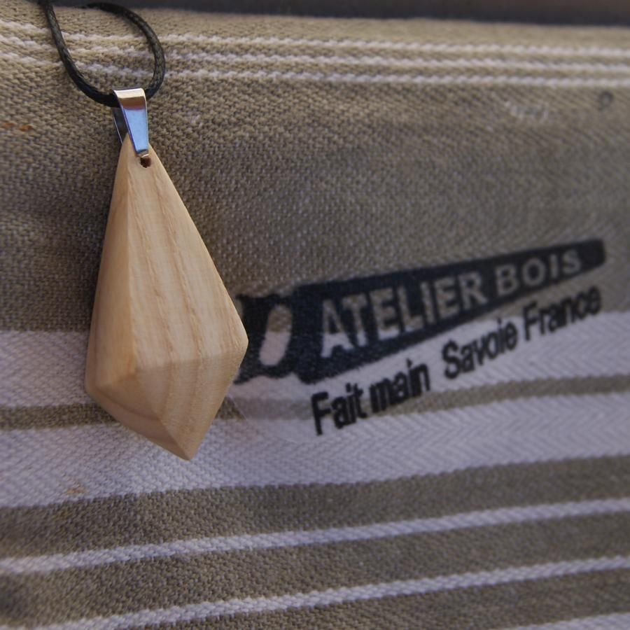 hanger van gewaxt essenhout, ethisch juweel, handgemaakt, piramidevorm
