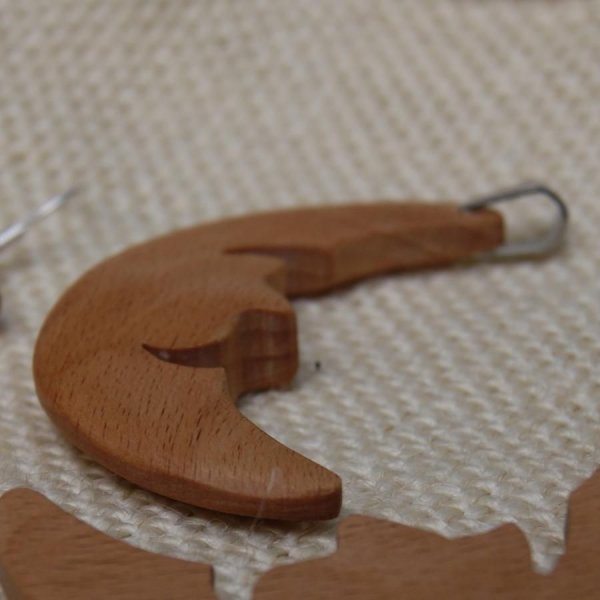 maanhanger van beukenhout, hout- en natuursieraden, handgemaakt
