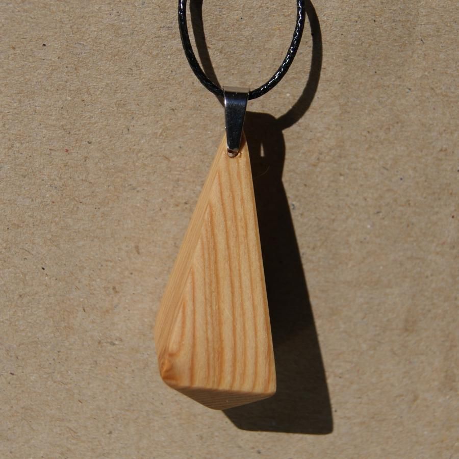 hanger van melezehout, piramidevorm, ethisch gewaxt juweel, handgemaakt