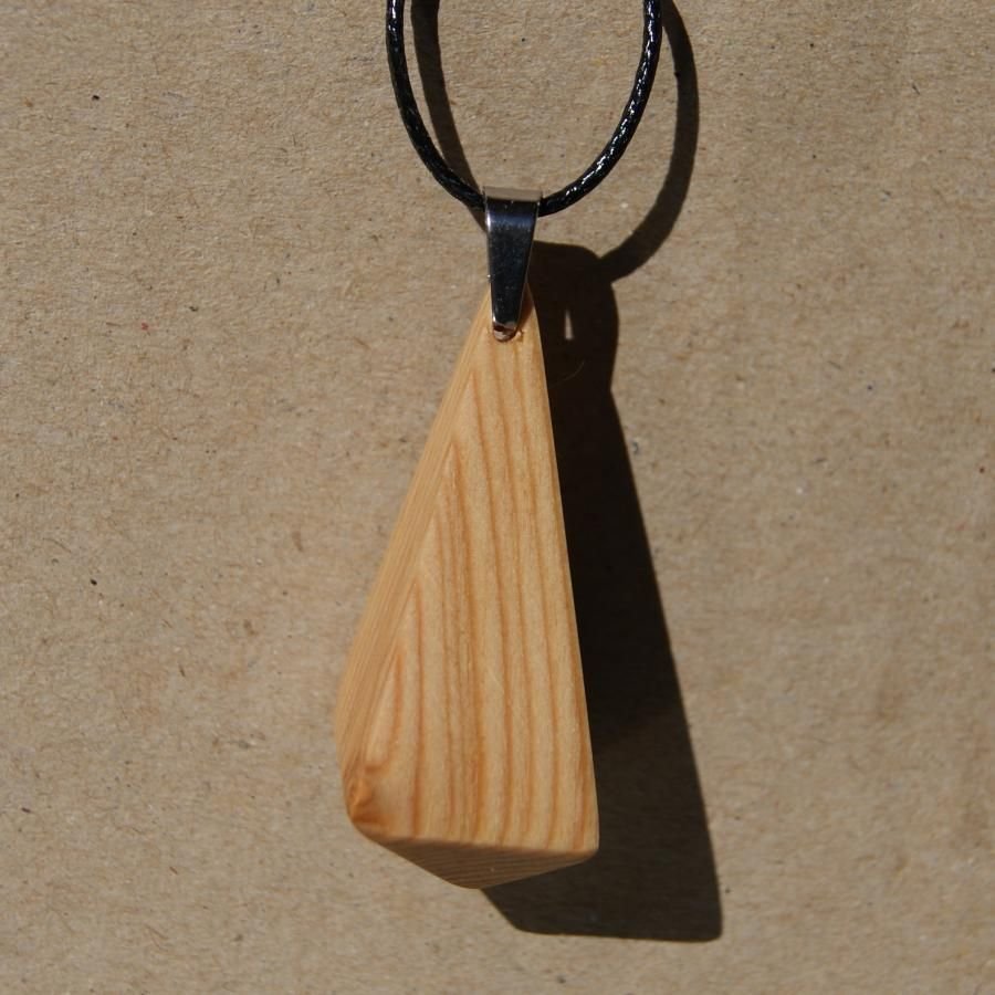 hanger van melezehout, piramidevorm, ethisch gewaxt juweel, handgemaakt