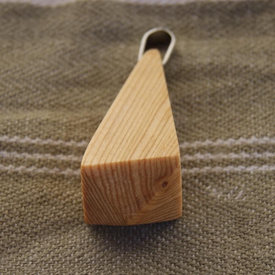 hanger van melezehout, piramidevorm, ethisch gewaxt juweel, handgemaakt
