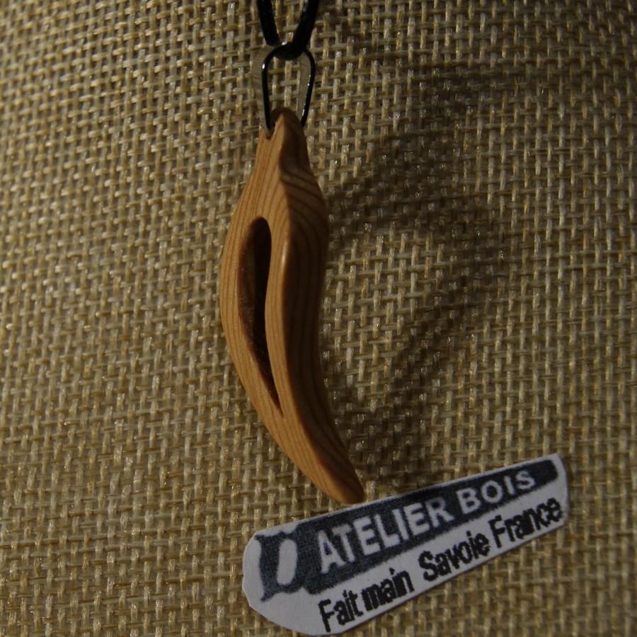 veerhanger of gebogen blad van gewaxt melezehout handgemaakt ethisch sieraad