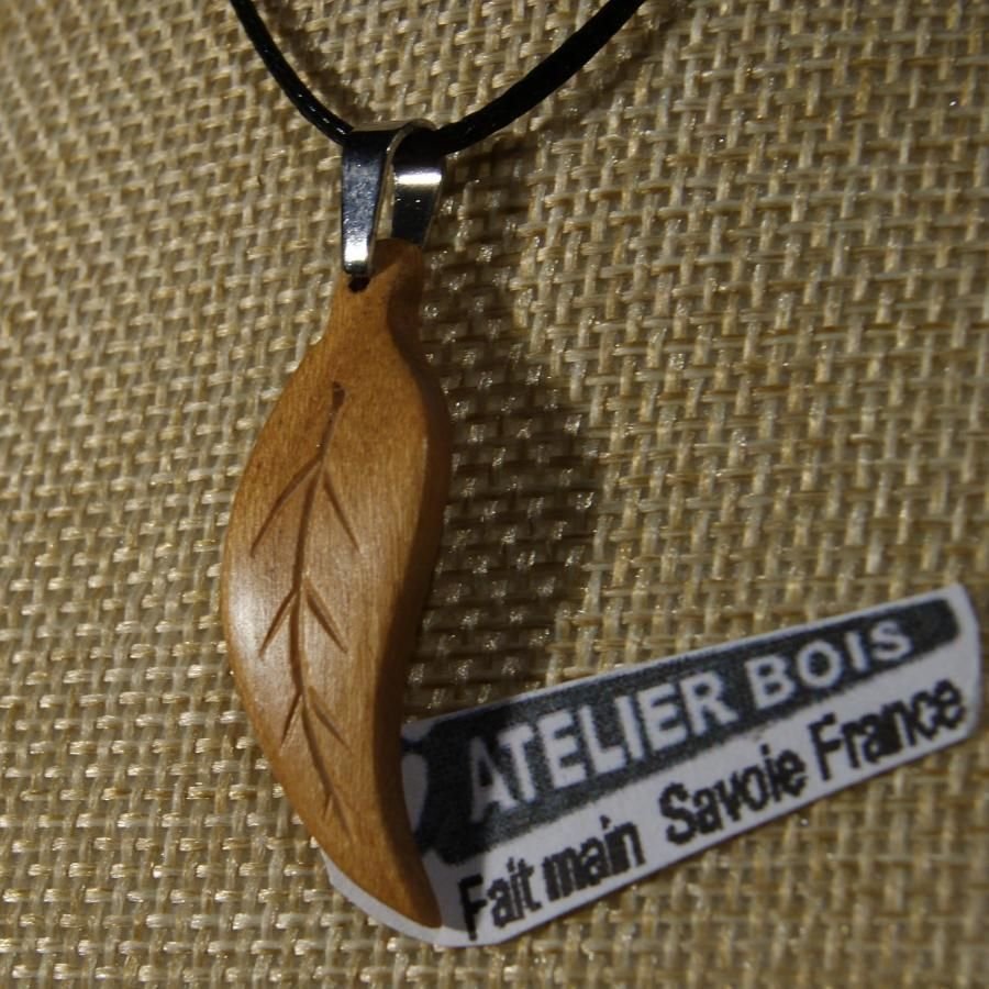 bladhanger gewaxt kersenhout, handgemaakt juweel in massief hout, handgemaakt juweel met ribben