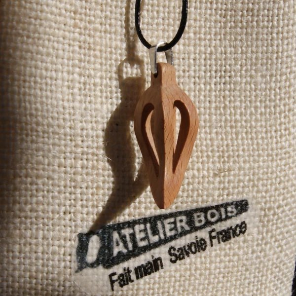 pendentif plume ou feuille evid&eacute;e en hetre cir&eacute; bijou ethique en bois, bijou nature fait main