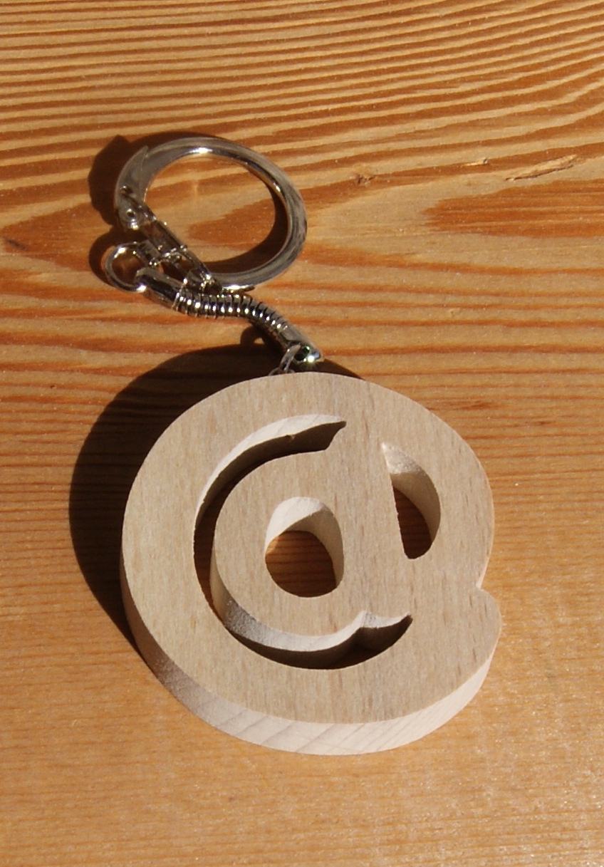 sleutelhanger arobase internet fans, handgemaakt massief hout, origineel en nuttig geschenk internet fans
