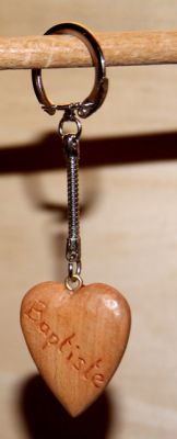 porte clef coeur en bois gravé 1 face Saint Valentin, noces de bois merisier  massif fait main