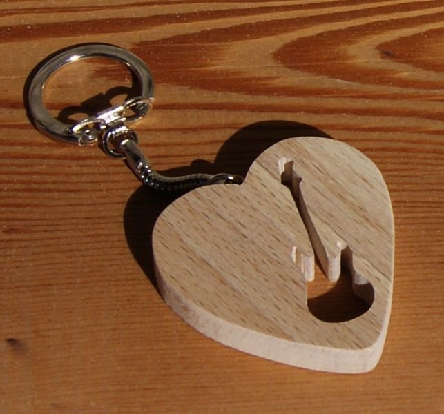 sleutelhanger met hart en elektrische of basgitaar, handgemaakt gitaristencadeau