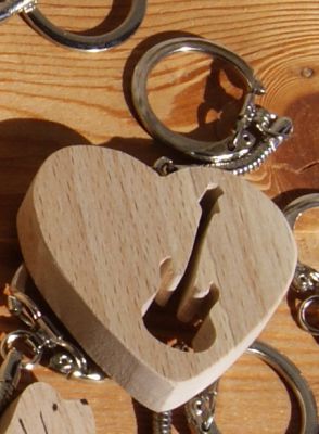 sleutelhanger met hart en elektrische of basgitaar, handgemaakt gitaristencadeau