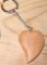 porte clef coeur incliné merisier sculpté fait main, cadeau saint valentin, noces de bois