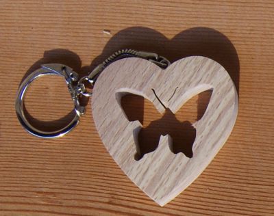 handgemaakte hart en vlinder sleutelhanger van massief beukenhout