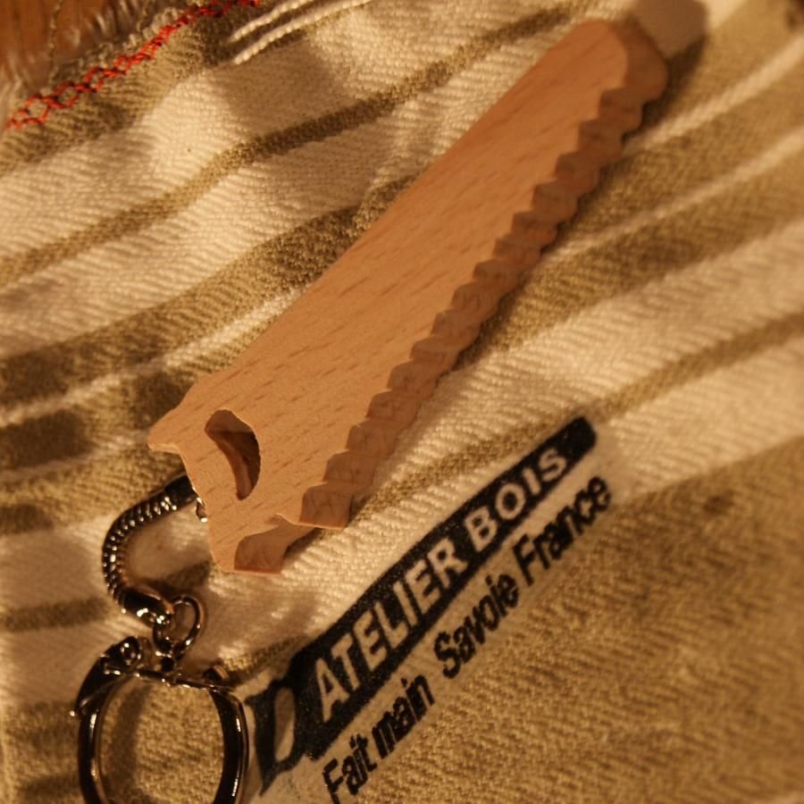 sleutelhangerzaag van massief beukenhout, origineel en nuttig geschenk voor een vader klusser, een timmerman