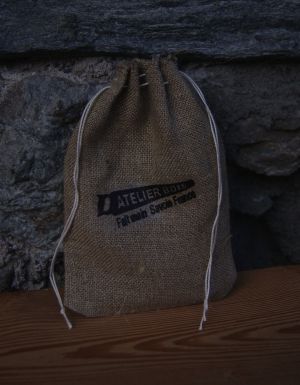 Zakje met 10 houten harten van verschillende soorten massief hout, met de hand gegraveerd
