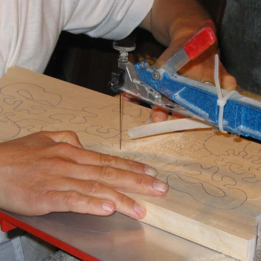 Zakje met 10 houten harten van verschillende soorten massief hout, met de hand gegraveerd