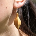 ethische sieraden oorbellen in kersenhout, wassen natuurjuwelen