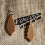 oorbellen eikenblad van massief Meleze hout ethische houten sieraden, handgemaakte gewaxte natuurjuwelen
