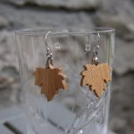esdoornblad oorbellen van beukenhout ethische houten sieraden, natuurjuwelen, handgemaakt