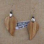 ronde eikenblad oorbellen ethische houten sieraden, natuurjuwelen gewaxt, handgemaakt