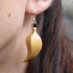 veren oorbel, handgemaakt, gewaxt kersenhout, natuur