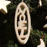 Kerstbal 12 cm in massief sparrenhout, handgemaakte natuurdecoratie
