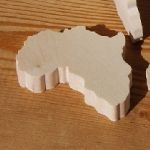 Beeldje kaart van Afrika ht6cm dik 7mm massief esdoornhout handgemaakt