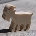Miniatuur houten geit beeldje om te versieren