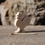 Miniatuur houten haan, creatieve vrijetijdsbesteding 