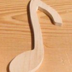 Beeldje haak lg 9cm ep 3mm massief hout handgemaakte versiering scrap deco muziek