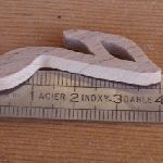 Beeldje dubbele haak lang 4cm ep3mm massief hout versiering scrap muziek handgemaakt