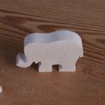 Miniatuur olifantenbeeldje in massief hout om handwerk te versieren 
