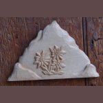 Berg met handgesneden edelweiss