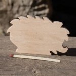 handgemaakte massief beukenhouten trouwplaatskaart voor vis verjaardagsfeest thema bos of natuur
