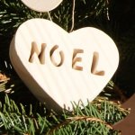 Houten kerstbalhart om in de kerstboom te hangen