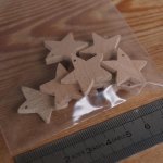 Miniatuur sterbeeldje met 5 doorboorde takken, kerstversiering om te versieren en op te hangen, massief hout