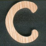 Letter C te verlijmen in essenhout hoogte 5 cm dikte 5 mm
