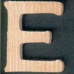 Houten letter E hoogte 5cm om te plakken