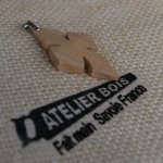 kruis hanger van gewaxt essenhout ethisch juweel, handgemaakt