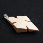 kruis hanger in gewaxt esdoornhout ethisch juweel, handgemaakt