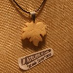 esdoornblad hanger van gewaxt geribbeld esdoornhout ethische sieraden, handgemaakt